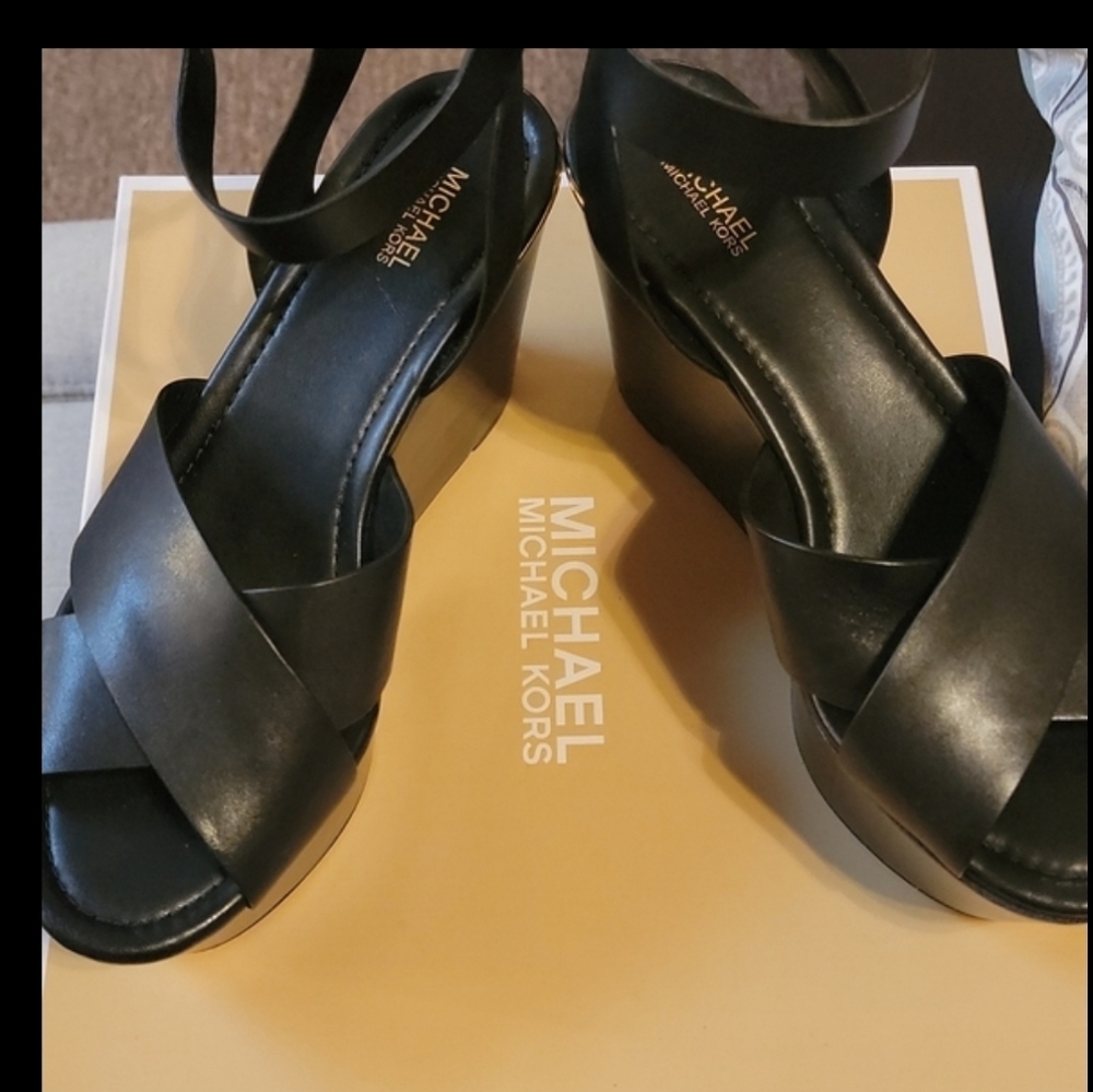 Mid wedge leather sandel by Micheal kors